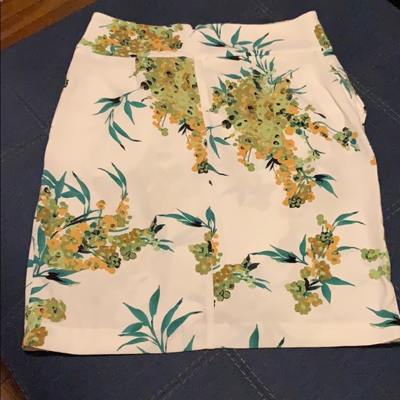 NWOT White with flower skirt - Picture 4 of 7